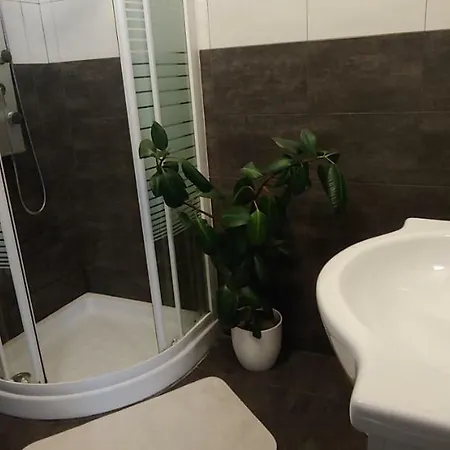 Valchiavenna - Foresteria Lombarda Con Parcheggio Privato Sul Posto! Apprezzata Gestione Familiare Dal 2012, Qualità-prezzo Top! Guest-house With Private Parking On Site! Appreciated Family Management Since 2012, Quality-price Top! 3* Chiavenna